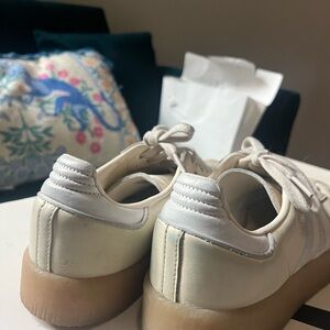 Women’s Adidas sambas